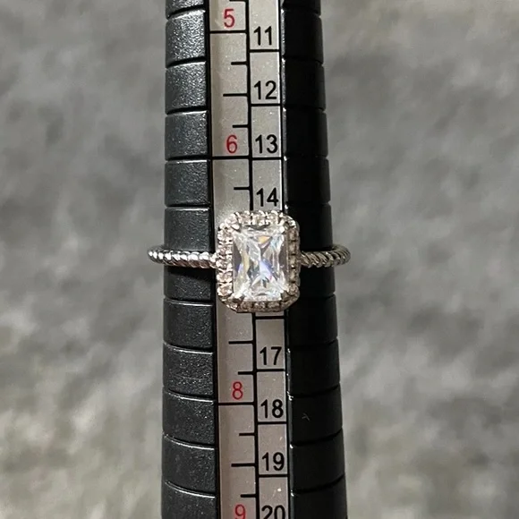 💛 2/$20 💛 Fragrant Jewels ring. Sz 7 - Picture 1 of 2